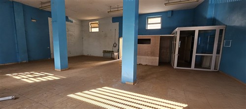P  R  E  Z  Z  O    R  I  B  A  S  S  A  T  O  -  Locale commerciale tre vetrine